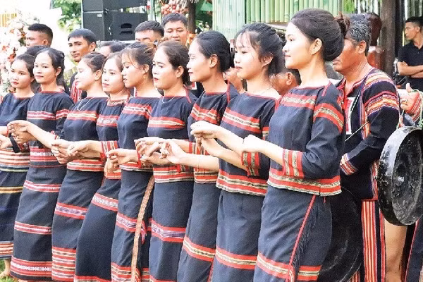 Các thiếu nữ Ê Đê tay trong tay thắt chặt tình đoàn kết trong Ngày hội Đại đoàn kết toàn dân tộc của buôn làng.