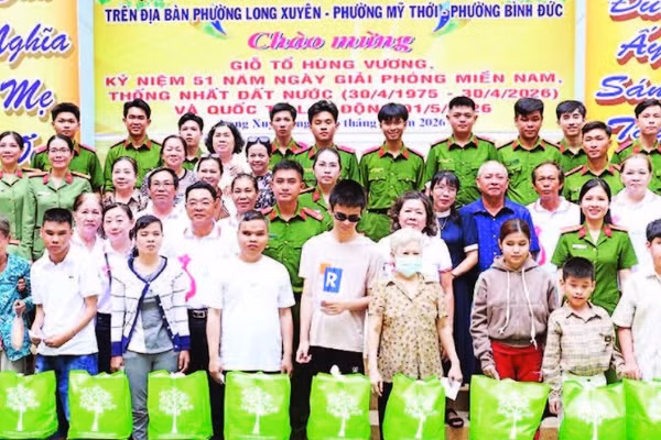 Trao quà tặng người khiếm thị các phường Long Xuyên, Bình Đức, Mỹ Thới.