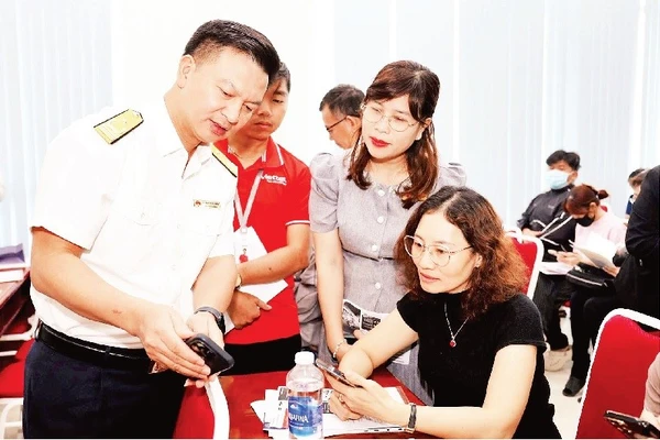 Lãnh đạo Thuế Thành phố Hồ Chí Minh hướng dẫn người nộp thuế các ứng dụng thuế.