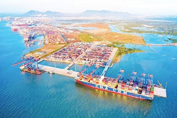 Cảng Gemalink (phường Phước Hòa), nơi tiếp nhận chuyến vận tải container bằng sà-lan điện do Tập đoàn CMA CGM triển khai.