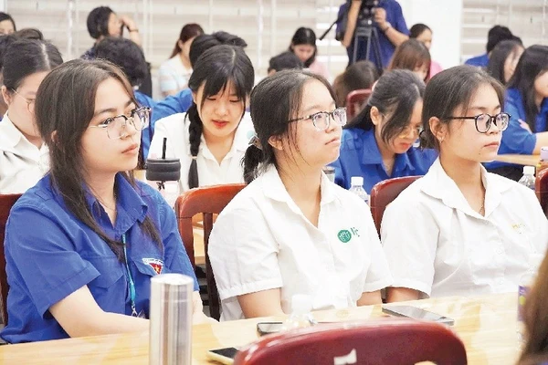 Bạn trẻ tham gia diễn đàn “Lắng nghe thanh niên nói về vấn đề mức sinh thấp tại Thành phố Hồ Chí Minh” năm 2025.