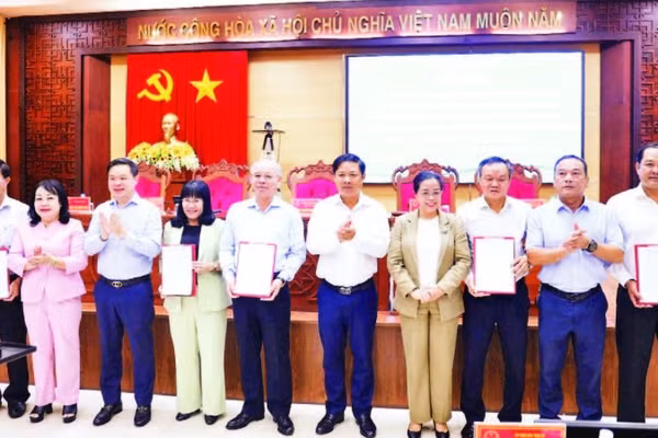 Tỉnh ủy Đắk Lắk trao quyết định thành lập 5 tổ công tác (Ảnh CÔNG LÝ)