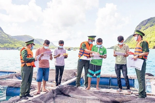 Tuổi trẻ Bộ đội Biên phòng thành phố tham gia tuyên truyền cho ngư dân về khai thác thủy sản hợp pháp. (Ảnh BP)