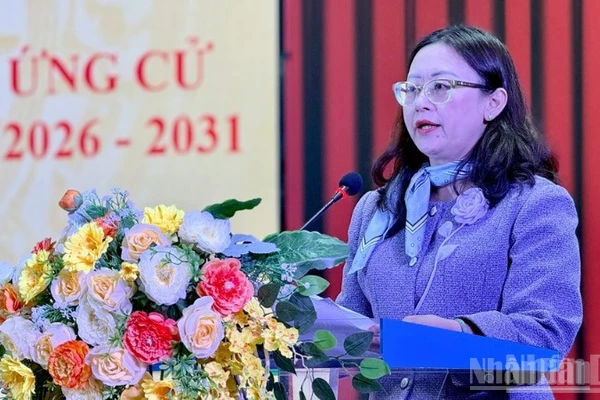 Đồng chí Giàng Thị Dung, Phó Bí thư Tỉnh ủy, Chủ tịch Mặt trận Tổ quốc Việt Nam tỉnh Lào Cai phát biểu tại hội nghị. (Ảnh: THANH SƠN)