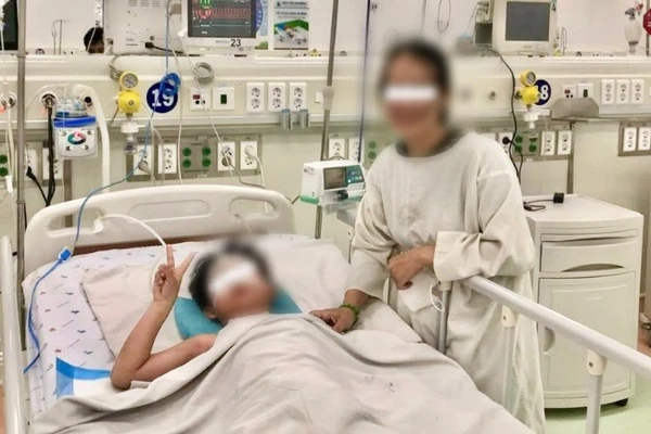 Bệnh nhi 7 tuổi đang hồi phục tốt tại Bệnh viện Nhi đồng 1. (Ảnh: Bệnh viện cung cấp)