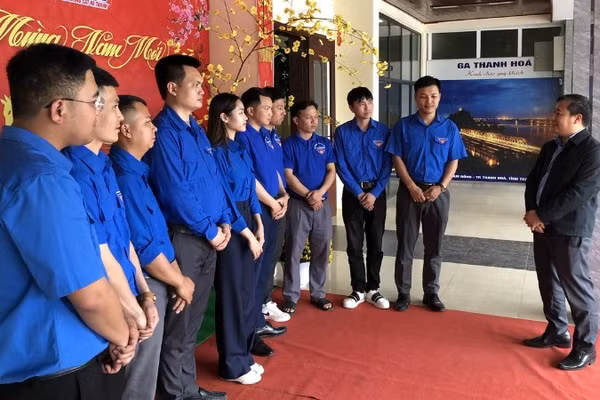 Đoàn viên thanh niên Chi nhánh Khai thác đường sắt Hà Thanh chuẩn bị phương án hỗ trợ hành khách đi tàu Tết.