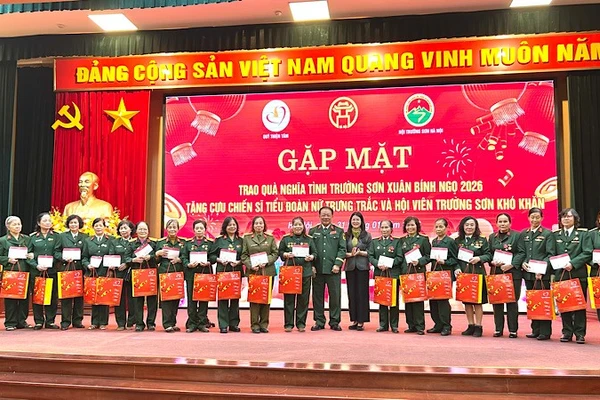 Đại diện Hội Trường Sơn-Đường Hồ Chí Minh Hà Nội tặng quà các cựu chiến sĩ Tiểu đoàn nữ Trưng Trắc.