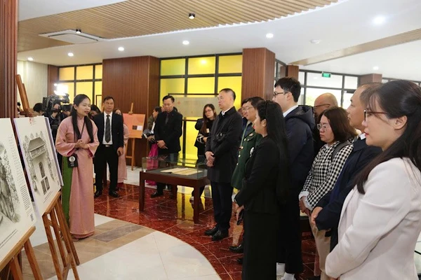 Du khách tham quan Không gian Di sản tư liệu thế giới của Việt Nam và tài liệu lưu trữ quốc gia tiêu biểu.