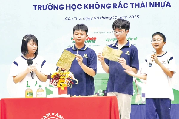 Học sinh Trường trung học phổ thông Việt-Mỹ giới thiệu các sản phẩm tái chế từ rác thải. Ảnh: Mỹ Ly