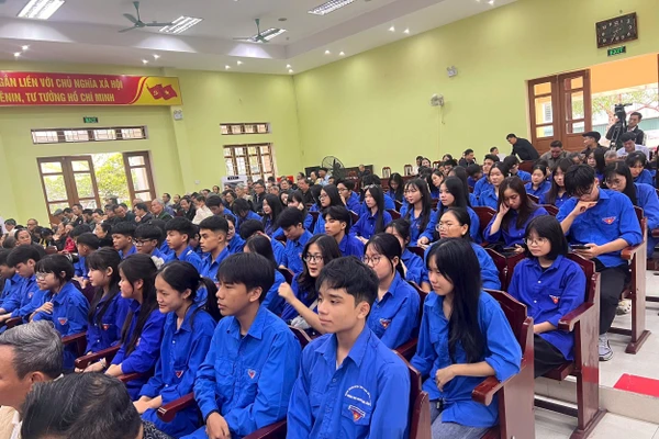 Đoàn thanh niên phường Trần Lãm tại lớp học trực tuyến “Bình dân học vụ số”.