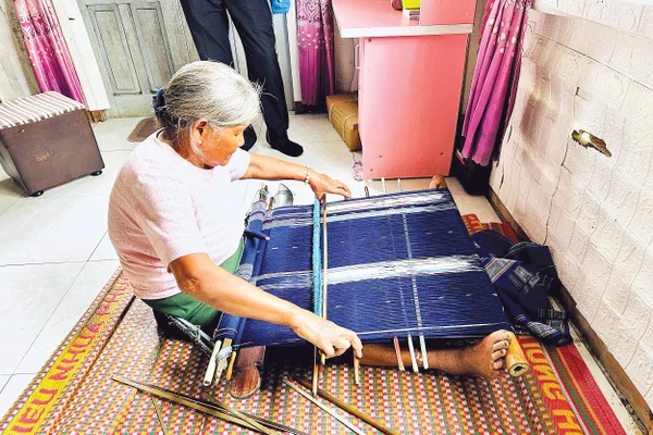 Các kỹ thuật dệt thổ cẩm vẫn được bà Bon Niêng G’Lòng gìn giữ và truyền lại cho con, cháu.