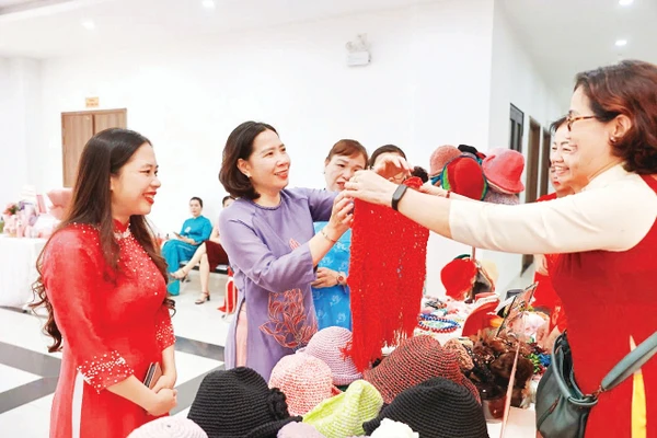 Chủ tịch Hội Liên hiệp Phụ nữ TP Hà Nội Lê Kim Anh thăm quan gian hàng của Tổ phụ nữ khuyết tật tự lực phường Khương Đình.