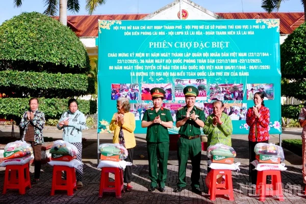 Lãnh đạo Bộ đội Biên phòng thành phố Cần Thơ và Hội phụ nữ cơ sở phòng thủ khu vực 3 Phú Lợi, Bộ Chỉ huy Quân sự thành phố Cần Thơ tặng quà cho các hộ gia đình có hoàn cảnh khó khăn tại chương trình.