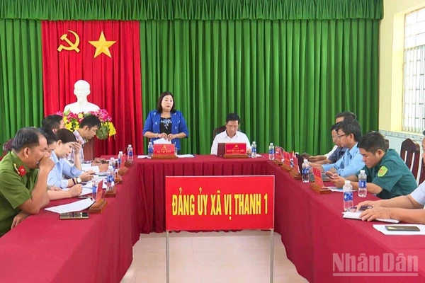 Đồng chí Mã Thị Tươi, Phó Chủ tịch Thường trực Hội đồng nhân dân thành phố Cần Thơ làm việc với lãnh đạo chủ chốt xã Vị Thanh 1.