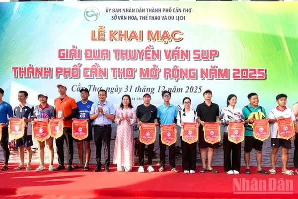 Ban Tổ chức tặng cờ lưu niệm cho các vận động viên tham gia thi đấu.