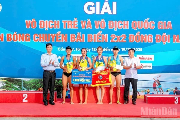 Tin Chung - Trang 1 Ban Tổ Chức Trao Giải Hạng Nhất, Nhì, Ba Cho Các Đội Tham Gia Giải Vô Địch Trẻ Và Vô Địch Quốc Gia Môn Bóng Chuyền Bãi Biển. (Ảnh: Btc)
