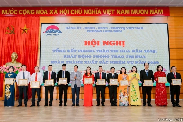 Lãnh đạo Đảng ủy phường khen thưởng các tập thể, cá nhân có thành tích xuất sắc.