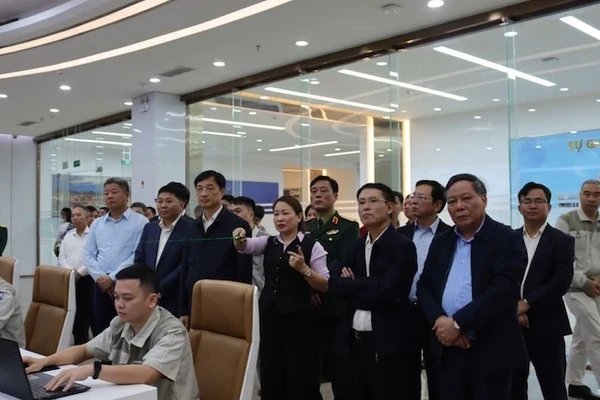 Đồng chí Nguyễn Duy Ngọc nghe giới thiệu về nhà máy điện rác Sóc Sơn.