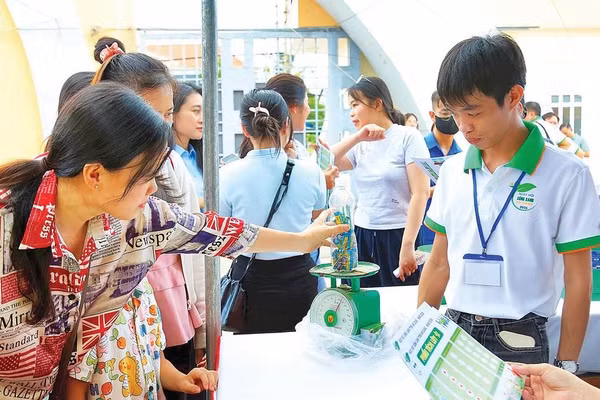 Người dân mang pin cũ đến cân đổi quà tại “Ngày hội sống xanh An Giang 2026”.