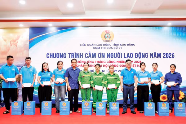 Lãnh đạo Liên đoàn Lao động tỉnh Cao Bằng và đại diện Cụm thi đua số 1 tặng quà cho người lao động có hoàn cảnh khó khăn.