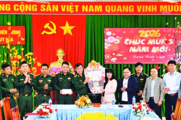 Lãnh đạo Ủy ban nhân dân tỉnh Đắk Lắk trao quà Tết tặng Đồn Biên phòng Tuy Hòa.