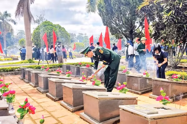 Thế hệ trẻ tri ân, tưởng nhớ những người con ưu tú đã ngã xuống vì nghĩa vụ quốc tế cao cả.