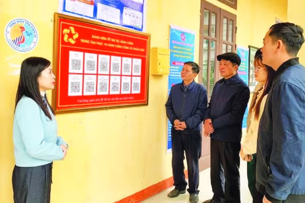 Cán bộ Trung tâm Phục vụ hành chính công xã Khoái Châu, tỉnh Hưng Yên hướng dẫn người dân quét mã QR để thực hiện thủ tục hành chính.