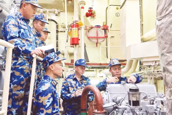 Bồi dưỡng cán bộ quy trình vận hành máy phát điện trên tàu 381(Ảnh CTV)