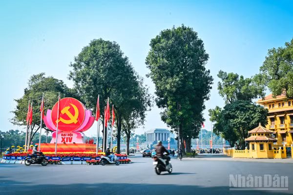 Thủ đô Hà Nội được trang hoàng rực rỡ đón chào sự kiện chính trị đặc biệt quan trọng của đất nước. (Ảnh BẢO LONG)