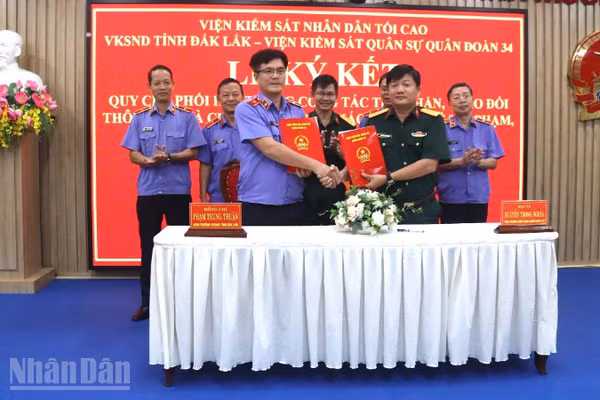 Đại diện Viện kiểm sát Quân đoàn 34 và Viện kiểm sát nhân dân tỉnh Đắk Lắk ký kết quy chế phối hợp.