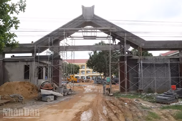Cổng Trường phổ thông nội trú liên cấp tiểu học và trung học cơ sở xã biên giới Ia Lốp đang trong quá trình hoàn thiện.