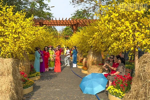 Du khách thích thú chụp ảnh ở các tiểu cảnh. 