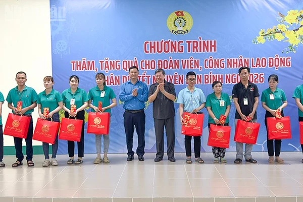 Đồng chí Trần Văn Rón trao quà Tết cho đoàn viên, người lao động. 