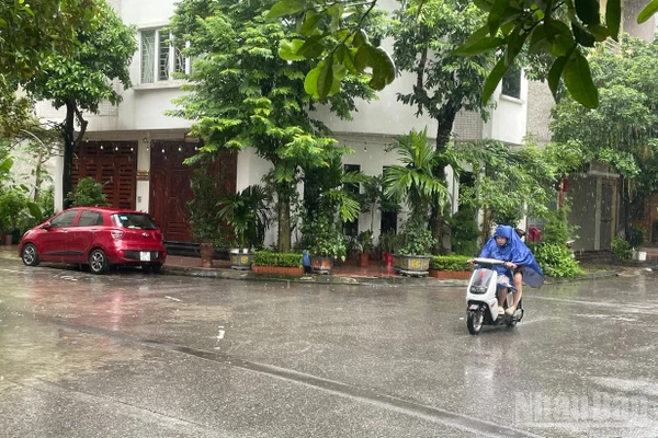 Hiện tại ở Phường Kiến Hưng, TP Hà Nội đang có mưa to. (Ảnh: Đ.T)