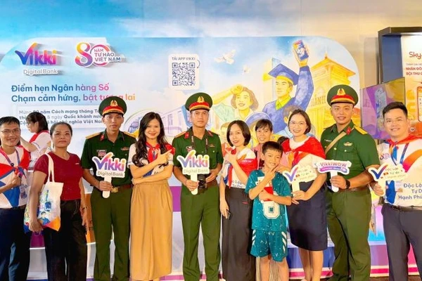 Khách hàng trải nghiệm tại gian hàng của ngân hàng tại Triển lãm thành tựu 80 năm. 