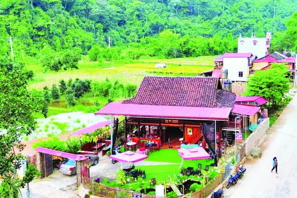Một nhà sàn truyền thống được người dân cải tạo thành homestay ở khu vực ven hồ Ba Bể. (Ảnh TUẤN SƠN)