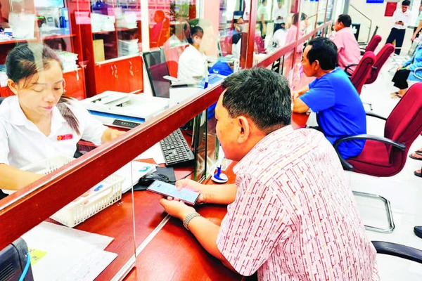 Cán bộ trung tâm Phục vụ hành chính công phường Bà Rịa hỗ trợ người dân thực hiện thủ tục hành chính.