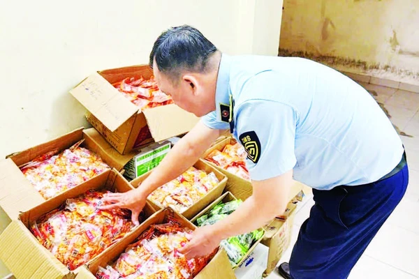 Quản lý thị trường kiểm tra thực phẩm vi phạm.