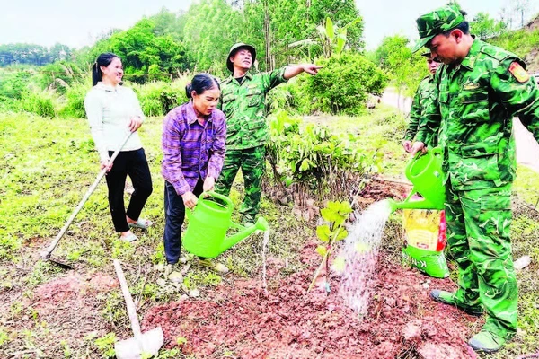Chiến sĩ Đồn Biên phòng Cửa khẩu Chi Ma giúp nhân dân trồng ổi trong mô hình “Vườn kiểu mẫu”.