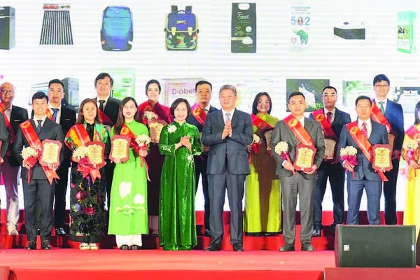 Lãnh đạo Thành phố Hà Nội trao chứng nhận cho các doanh nghiệp đạt TOP 1 hàng Việt Nam được người tiêu dùng yêu thích năm 2025.