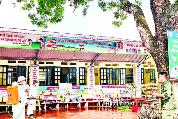 Cán bộ Trạm Y tế xã Kha Sơn, tỉnh Thái Nguyên phun hóa chất tiêu trùng, khử độc, bảo vệ môi trường sau lũ lụt do ảnh hưởng bão số 11.