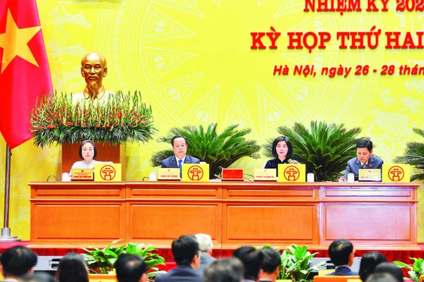 Đoàn Chủ tịch kỳ họp thứ 28 Hội đồng nhân dân thành phố Hà Nội. ( Ảnh THẾ ĐẠI)