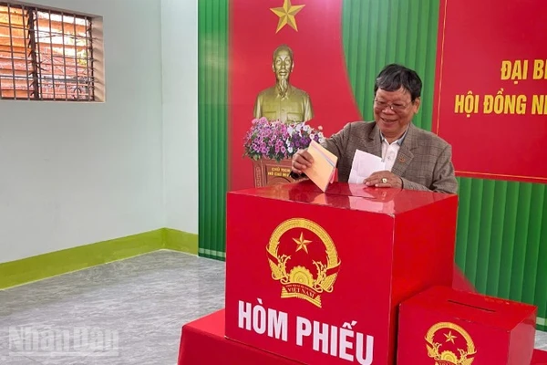 Cử tri khu vực bỏ phiếu số 24, Tổ dân phố 1, 6 Tân Thành, phường Buôn Ma Thuột phấn khởi khi bỏ phiếu.