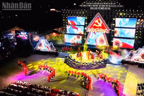 Chương trình nghệ thuật chào mừng kỷ niệm 51 năm ngày giải phóng Phú Yên.