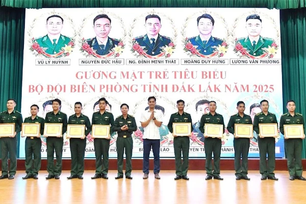 Lãnh đạo Ban Chỉ huy Bộ đội Biên phòng tỉnh Đắk Lắk và lãnh đạo Tỉnh đoàn Đắk Lắk trao tặng danh hiệu cho 10 “Gương mặt trẻ tiêu biểu”.