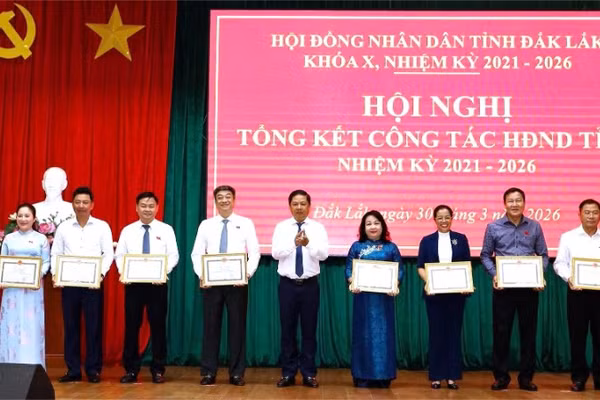 Bí thư Tỉnh ủy Đắk Lắk Lương Nguyễn Minh Triết tặng Bằng khen của Ủy ban nhân dân tỉnh cho các đồng chí lãnh đạo, nguyên lãnh đạo Hội đồng nhân dân tỉnh khóa X, nhiệm kỳ 2021-2026.