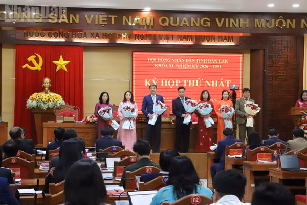 Các đồng chí lãnh đạo Hội đồng nhân dân tỉnh và các Ban Hội đồng nhân dân tỉnh Đắk Lắk nhiệm kỳ 2026-2031 ra mắt nhận nhiệm vụ.