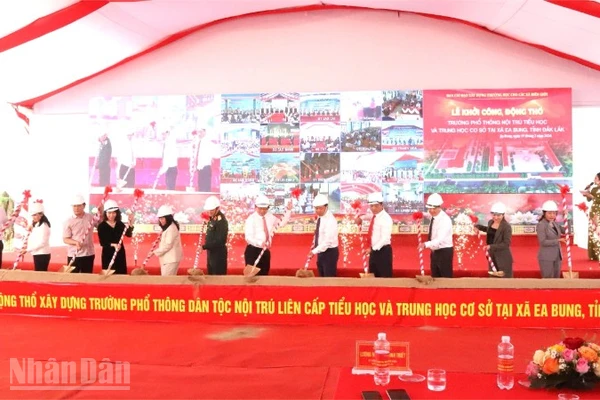 Phó Thủ tướng Hồ Quốc Dũng và các đại biểu động thổ xây dựng Trường phổ thông dân tộc nội trú liên cấp tiểu học và trung học cơ sở tại xã biên giới Ea Bung.