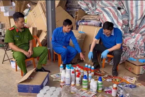 Phòng Cảnh sát kinh tế, Công an tỉnh Đắk Lắk, triệt phá chuyên án sản xuất, buôn bán hàng giả là thuốc bảo vệ thực vật. (Ảnh: Công an tỉnh Đắk Lắk)