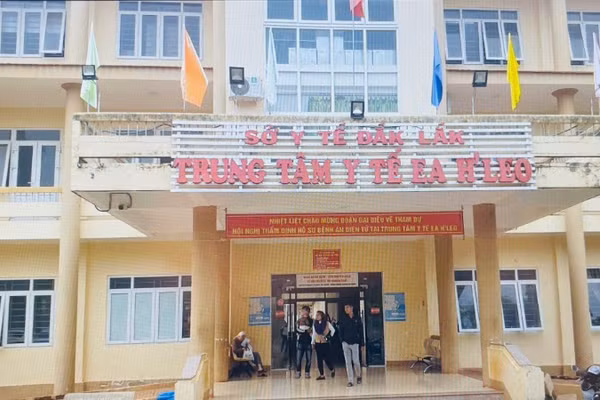 Trung tâm Y tế Ea H’leo đang điều trị cho các bệnh nhân nghi ngộ độc thực phẩm sau khi ăn bánh mì.